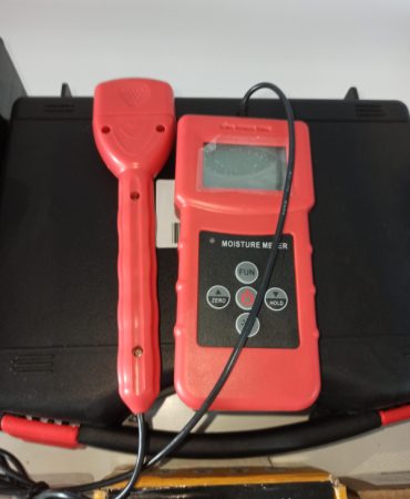 Wood moisture meter measuring